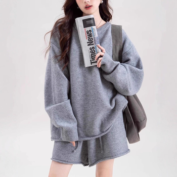 Дамски комплект: плетен пуловер и къси панталони, корейски casual стил, есен 2025