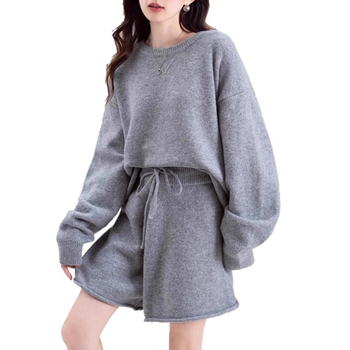 Дамски комплект: плетен пуловер и къси панталони, корейски casual стил, есен 2025