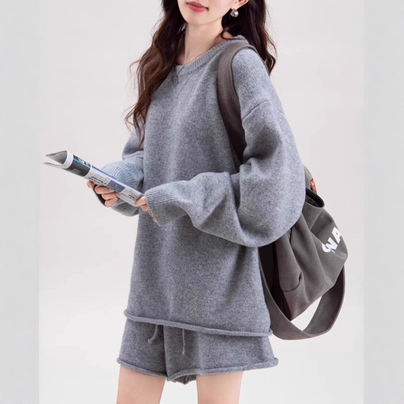 Дамски комплект: плетен пуловер и къси панталони, корейски casual стил, есен 2025