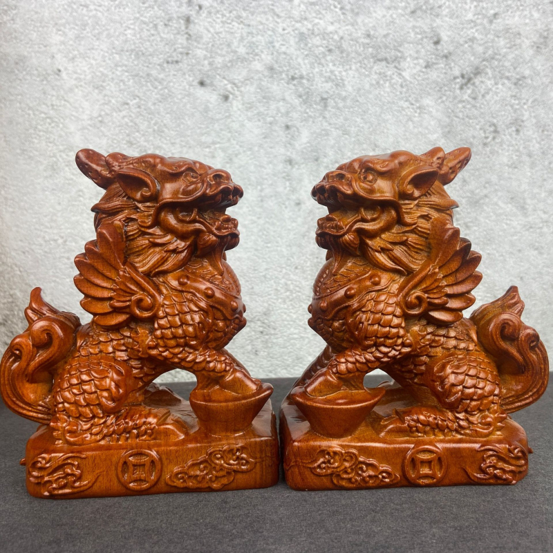 Par Kirin figūra od ebenovog drveta – drvene skulpture Kirina za dom, Feng Shui dekoracija i dar za useljenje