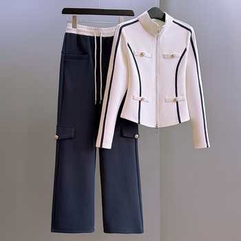 Дамски есенен спортен костюм: модерен тясно прилепнал пуловер с висока яка и патчворк детайли, широки панталони, две части