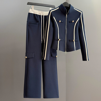 Дамски есенен спортен костюм: модерен тясно прилепнал пуловер с висока яка и патчворк детайли, широки панталони, две части