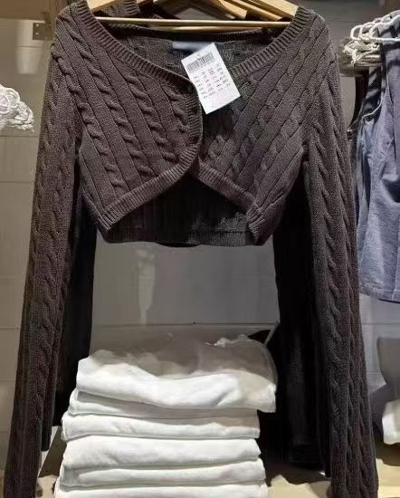 BM Style ženski kardigan s V-izrezom, tri gumba, kabelska pletenina, kratki kroj, dugi rukavi, uski kroj