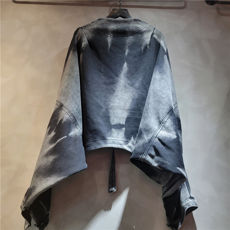 Modni dvodijelni set u vintage stilu: debeli pulover-kardigan s dugim rukavima i široke hlače u stilu lantern, dvodijelni komplet