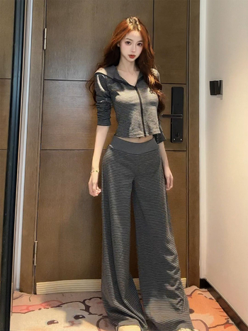 Ретро райета, качулка с двупосочен цип, дамски спортен комплект от две части: горнище с качулка и панталони с микро клеш.