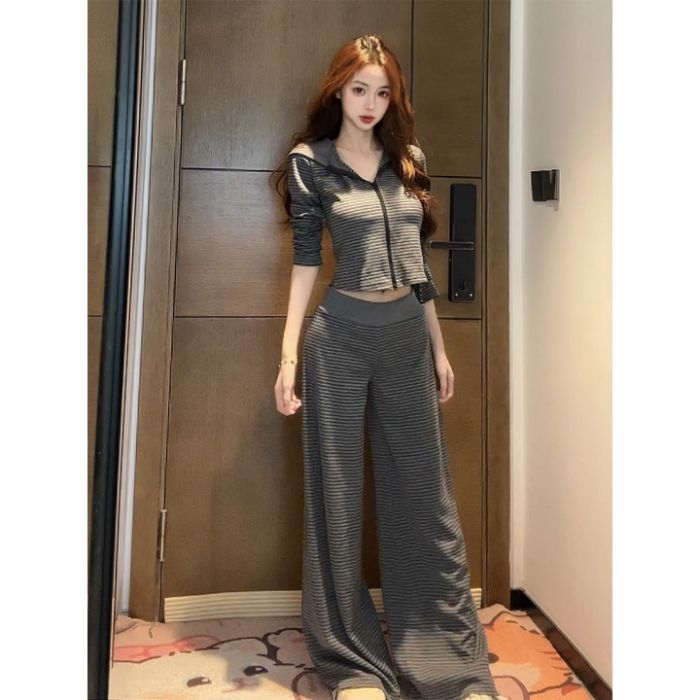 Ретро райета, качулка с двупосочен цип, дамски спортен комплект от две части: горнище с качулка и панталони с микро клеш.