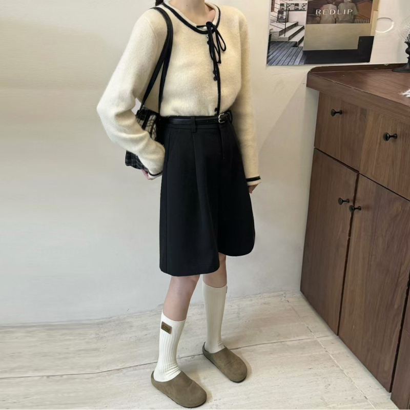 Ženske vunene capri hlače, visokim strukom, slobodniji kroj, capri dužina, jesenska zimska casual moda