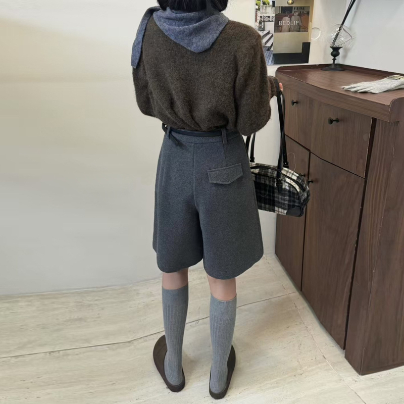 Ženske vunene capri hlače, visokim strukom, slobodniji kroj, capri dužina, jesenska zimska casual moda
