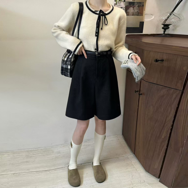 Ženske vunene capri hlače, visokim strukom, slobodniji kroj, capri dužina, jesenska zimska casual moda