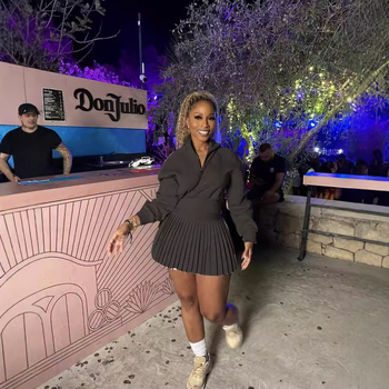 Свеж и сладък дамски комплект с дълъг ръкав суитшърт и плисирана мини пола с висока талия