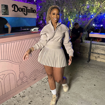 Свеж и сладък дамски комплект с дълъг ръкав суитшърт и плисирана мини пола с висока талия