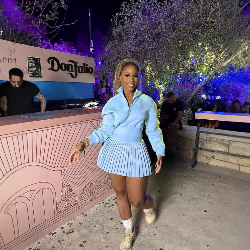 Свеж и сладък дамски комплект с дълъг ръкав суитшърт и плисирана мини пола с висока талия