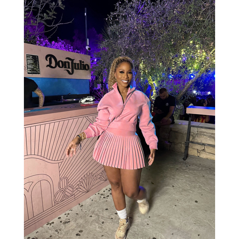 Свеж и сладък дамски комплект с дълъг ръкав суитшърт и плисирана мини пола с висока талия