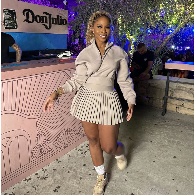 Свеж и сладък дамски комплект с дълъг ръкав суитшърт и плисирана мини пола с висока талия