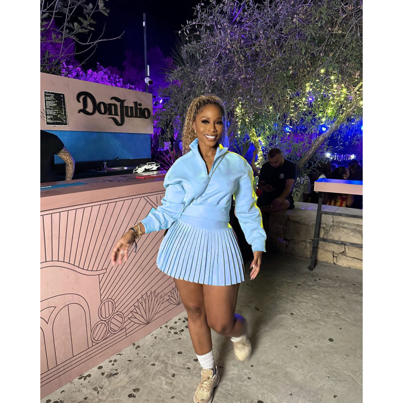 Свеж и сладък дамски комплект с дълъг ръкав суитшърт и плисирана мини пола с висока талия