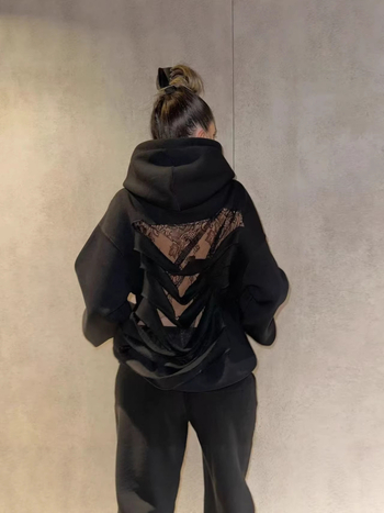 Ženski fleece hoodie s rasparenim čipkastim prozirnim panelima i patchworkom, dugi rukavi, casual streetwear, hip-hop stil