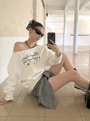 Mmfish модерен уличен стил, американски ретро принт с букви, еднорамен суитшърт с пирони и топ с открито рамо 25T495