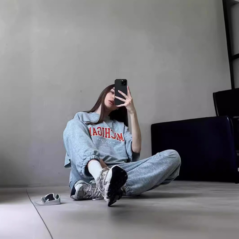 Дамски летен двучастков комплект с отпечатан къс ръкав суитшърт и дълги панталони, лято 2024