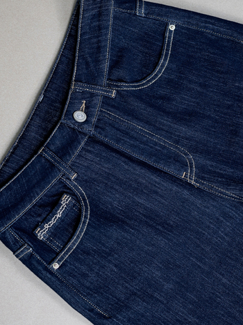Plainness ženske traperice s četiri smjera elastičnosti, otporne na izbljeđivanje, plavi denim, izvezeni džepovi, kraći ravni kroj