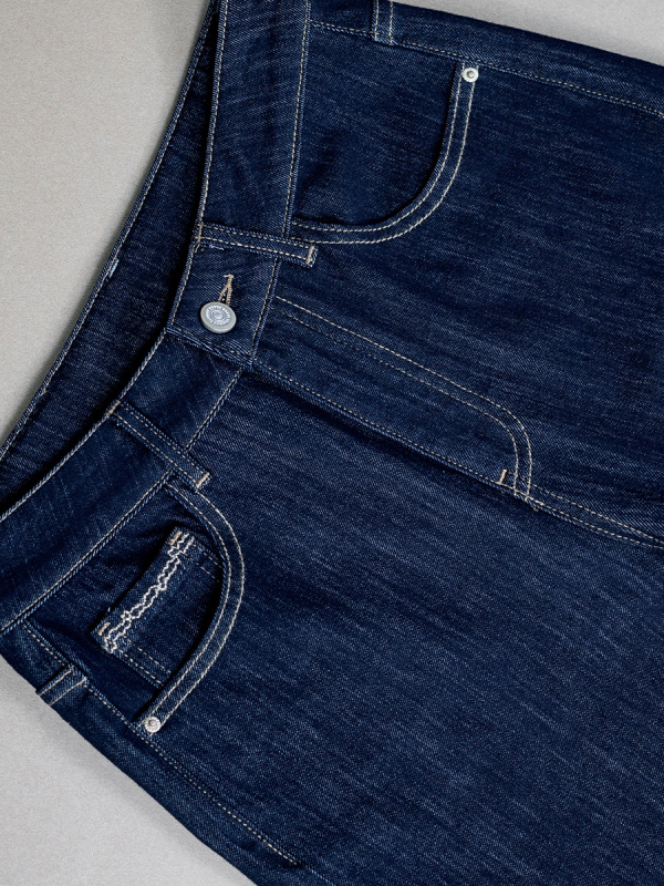Plainness ženske traperice s četiri smjera elastičnosti, otporne na izbljeđivanje, plavi denim, izvezeni džepovi, kraći ravni kroj