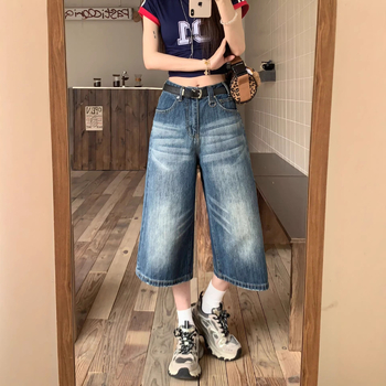 Ženske džins capri kratke hlače u američkom retro stilu, opuštena silueta, oprani izgled, ljeto, gradski street style sa širokom siluetom