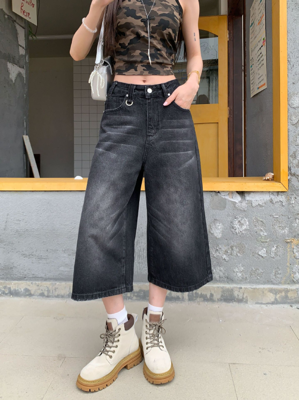 Ženske džins capri kratke hlače u američkom retro stilu, opuštena silueta, oprani izgled, ljeto, gradski street style sa širokom siluetom