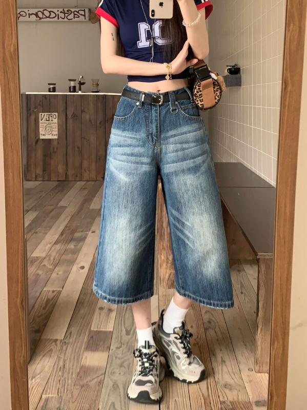 Ženske džins capri kratke hlače u američkom retro stilu, opuštena silueta, oprani izgled, ljeto, gradski street style sa širokom siluetom