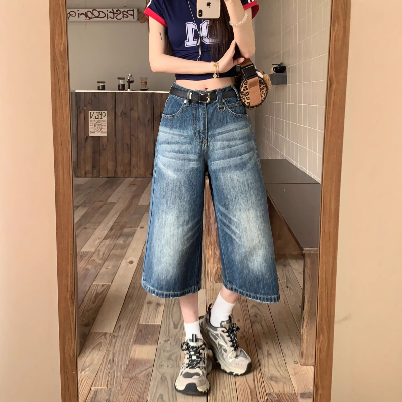Ženske džins capri kratke hlače u američkom retro stilu, opuštena silueta, oprani izgled, ljeto, gradski street style sa širokom siluetom