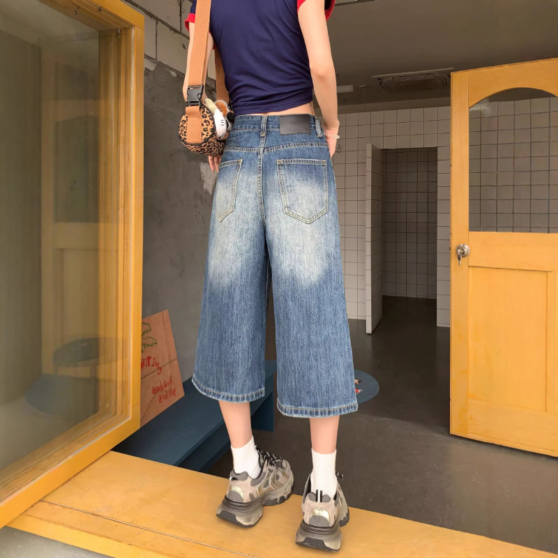 Ženske džins capri kratke hlače u američkom retro stilu, opuštena silueta, oprani izgled, ljeto, gradski street style sa širokom siluetom