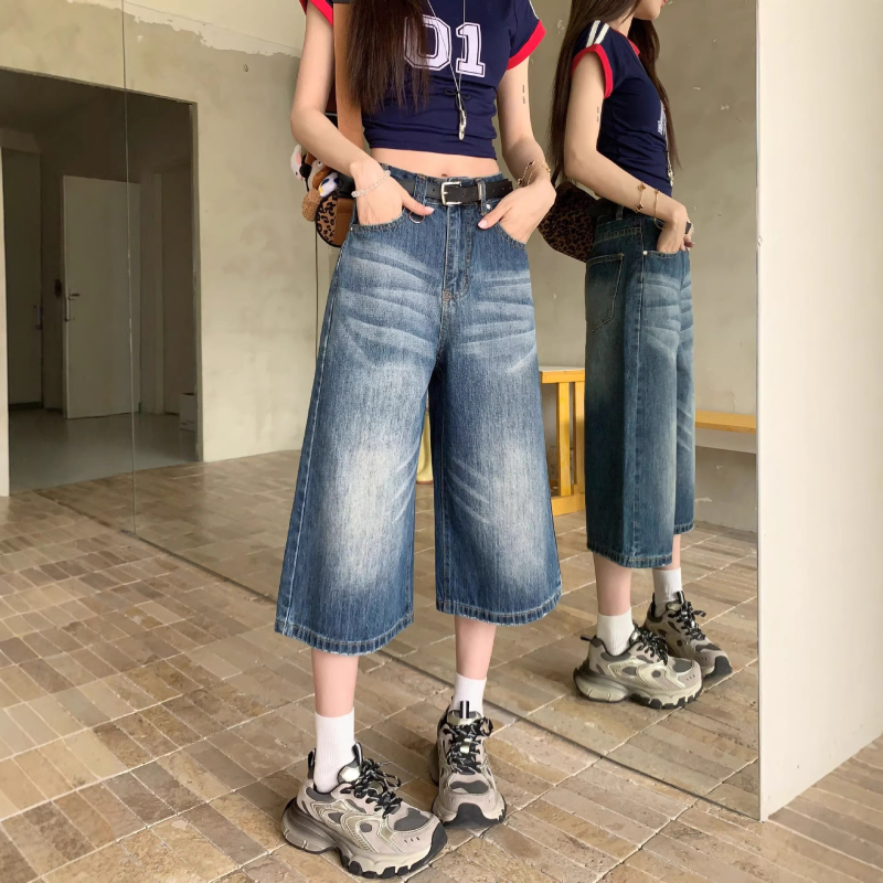 Ženske džins capri kratke hlače u američkom retro stilu, opuštena silueta, oprani izgled, ljeto, gradski street style sa širokom siluetom