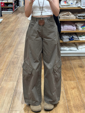 Ženske hlače od denima s širokim krojem, cargo stil, ležerna silueta