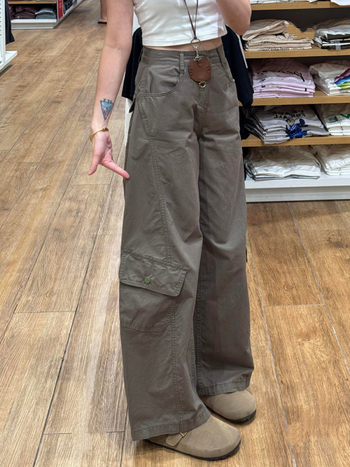 Ženske hlače od denima s širokim krojem, cargo stil, ležerna silueta