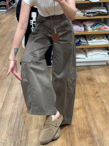 Ženske hlače od denima s širokim krojem, cargo stil, ležerna silueta