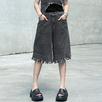 Ženske denim capri hlače s visokim strukom, retro street hipster stil, ljeto 2025