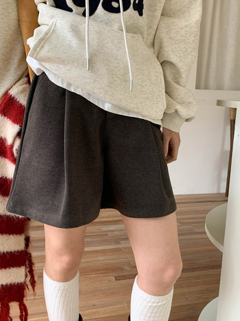 Hlače visokog struka, vitka silueta, široki kroj, tweed materijal, duljina 3/4