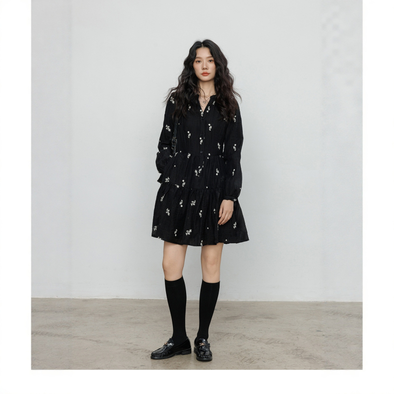 2025 jesen–zima udobna plus-size crna haljina s dugim rukavima, crni cvjetni uzorak, retro struk i suknja s višestrukim slojevima