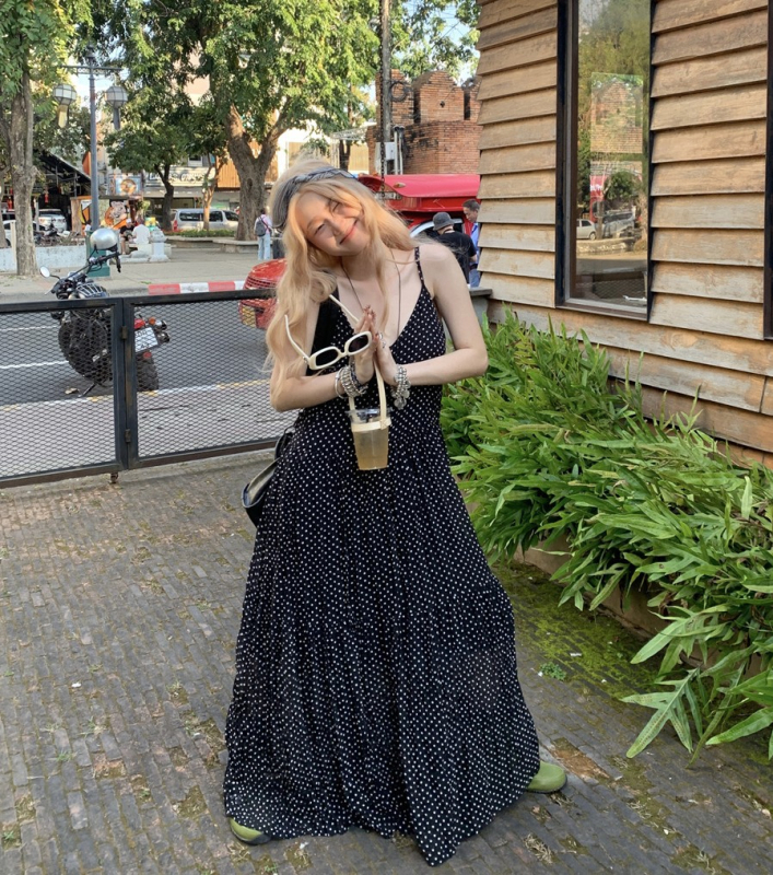 Plus-size haljina s plisiranom šifonom i točkicama, tanke naramenice, V-izrez, korejski stil, duga haljina