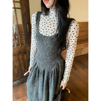 Комплект от две части: корейски стил плетена рокля с презрамки за подчертаване на талията и мрежеста тениска с точки – есен 2025