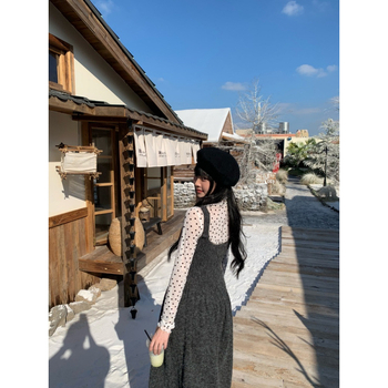 Комплект от две части: корейски стил плетена рокля с презрамки за подчертаване на талията и мрежеста тениска с точки – есен 2025