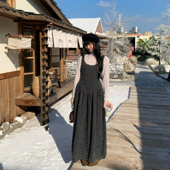 Комплект от две части: корейски стил плетена рокля с презрамки за подчертаване на талията и мрежеста тениска с точки – есен 2025