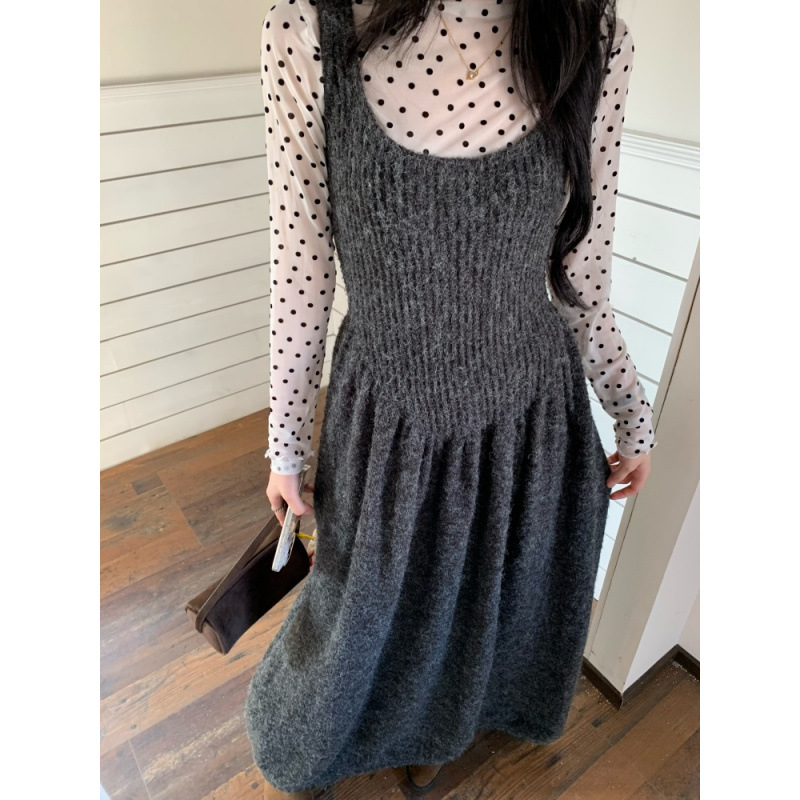 Комплект от две части: корейски стил плетена рокля с презрамки за подчертаване на талията и мрежеста тениска с точки – есен 2025