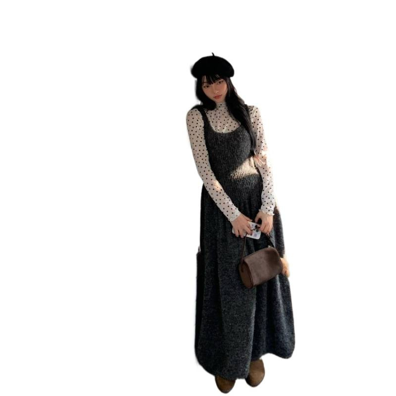 Комплект от две части: корейски стил плетена рокля с презрамки за подчертаване на талията и мрежеста тениска с точки – есен 2025