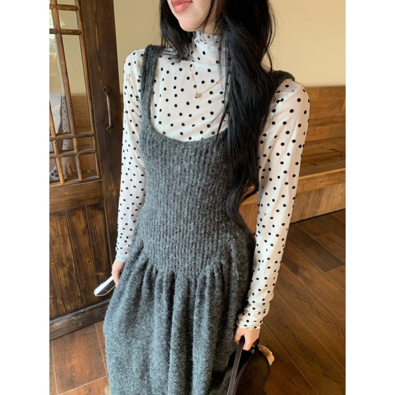 Комплект от две части: корейски стил плетена рокля с презрамки за подчертаване на талията и мрежеста тениска с точки – есен 2025