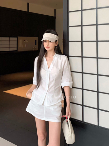 Двоен комплект: бяла риза с V-образно деколте и тясна талия, дълги ръкави, къса пола с висока талия.