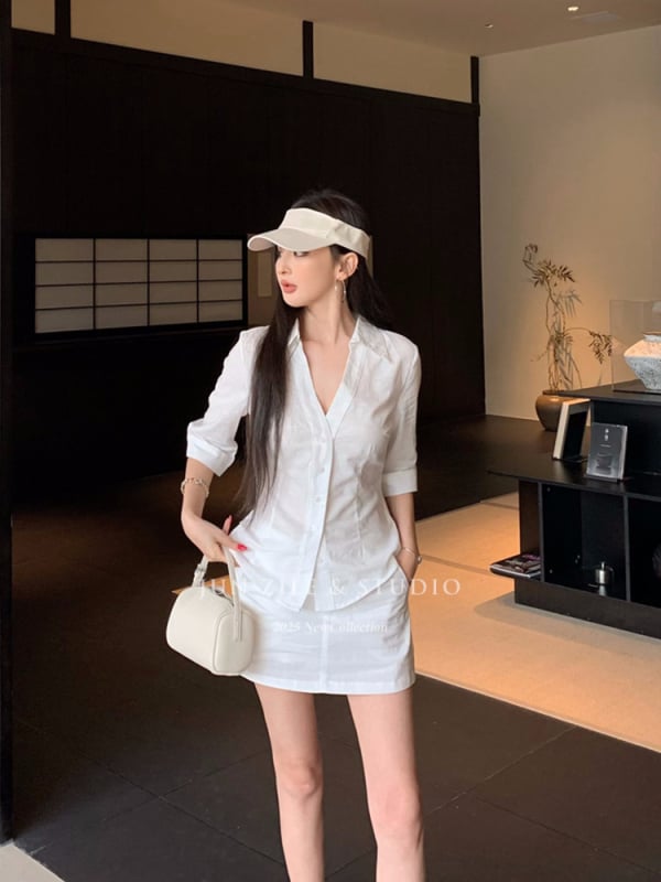 Двоен комплект: бяла риза с V-образно деколте и тясна талия, дълги ръкави, къса пола с висока талия.