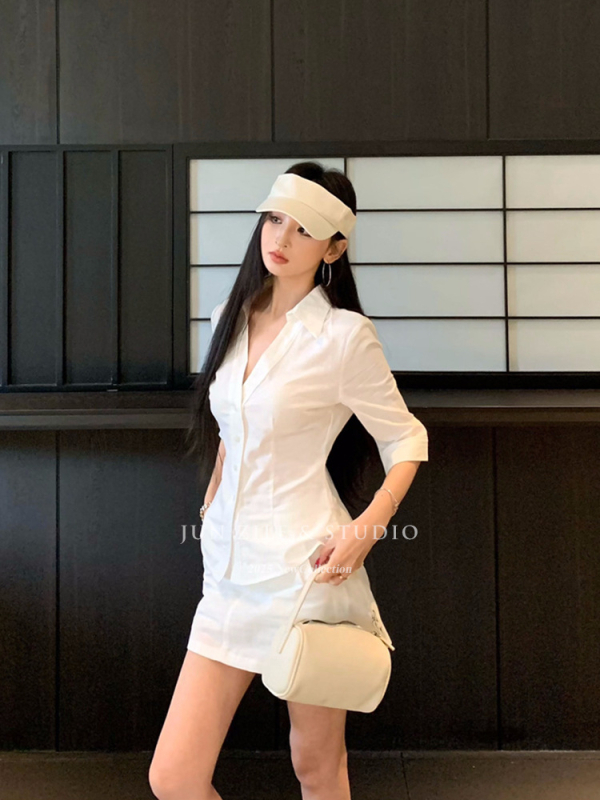 Двоен комплект: бяла риза с V-образно деколте и тясна талия, дълги ръкави, къса пола с висока талия.