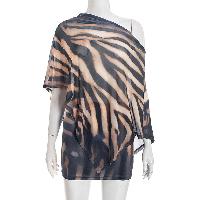 D25ST507 Женски зимен комплект от две части: горнище с шал и молив-пола с принт на лапи