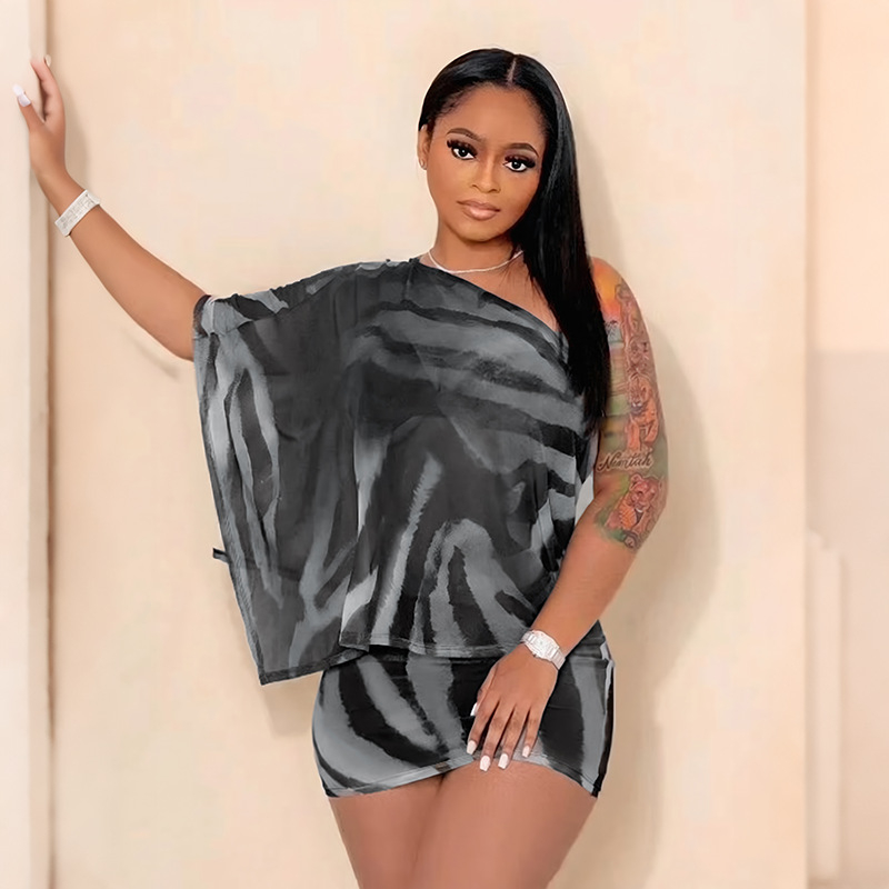 D25ST507 Женски зимен комплект от две части: горнище с шал и молив-пола с принт на лапи