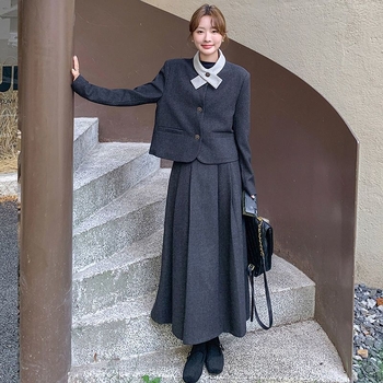 Дамски двукомпонентен костюм с пола от вълнен твид — късо сако и пола