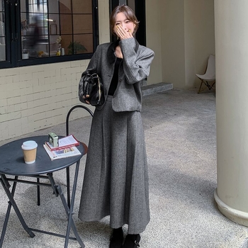 Дамски двукомпонентен костюм с пола от вълнен твид — късо сако и пола